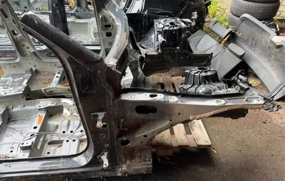 Mercedes-Benz EQC Front quarter panel