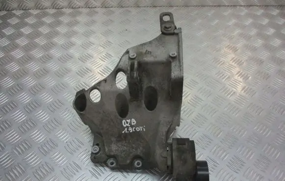 Opel Zafira B Engine mounting bracket