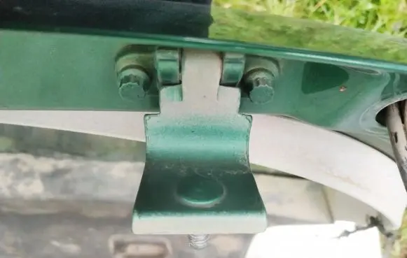 Volkswagen Polo Tailgate/trunk/boot hinge
