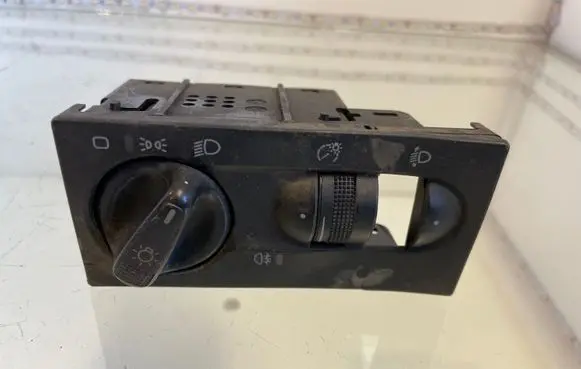 Volkswagen Golf III Light switch 1H6941531N