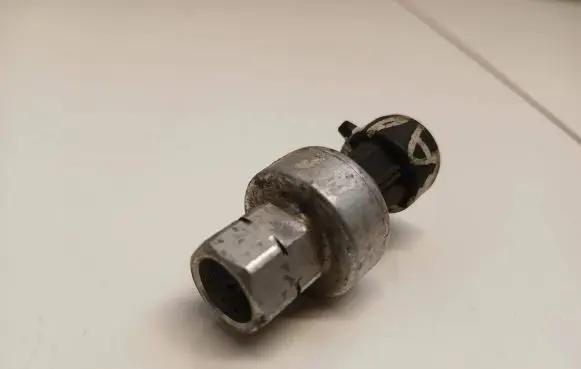 Opel Astra H Air conditioning (A/C) pressure sensor 