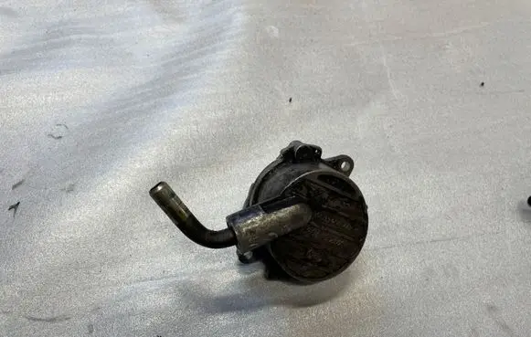 Mercedes-Benz E W211 Vacuum pump A6112300065