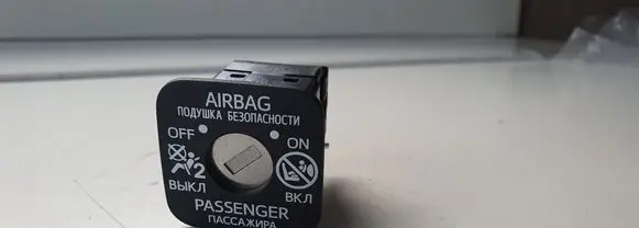 Toyota Yaris Passenger airbag on/off switch 