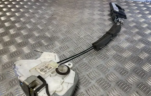 Honda CR-V Front door lock