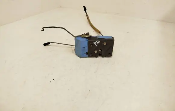 Volvo V70 Front door lock 8650546