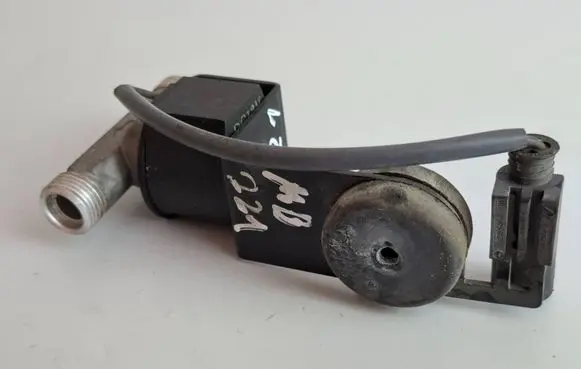 Mercedes-Benz S W221 LP gas electromagnetic valve solenoid A2218300384 4433100990 4J84