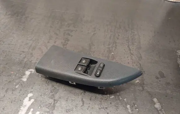 Skoda Fabia Mk1 (6Y) Electric window control switch 1J3959857A 03755120