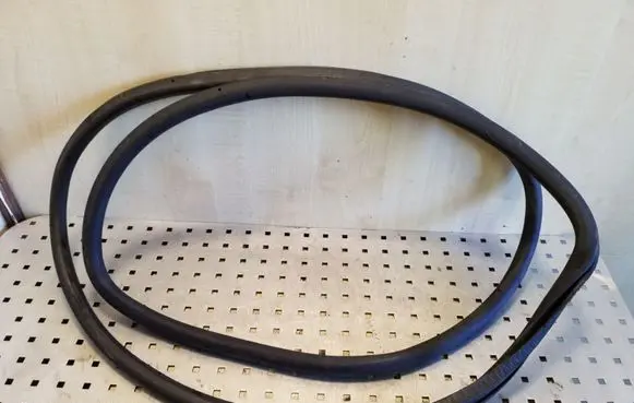 Volkswagen Touran I Front door rubber seal 1T0867911D
