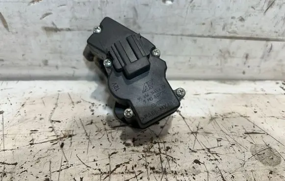Volkswagen Sharan Vent window/glass motor 7M0847080