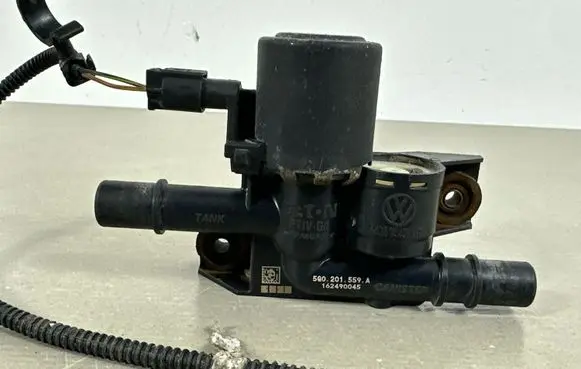 Volkswagen PASSAT B8 Fuel pressure regulator 5Q0201559A 162490045