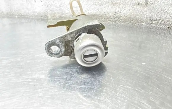 Toyota Yaris Coupe door lock (next to the handle) 7957B