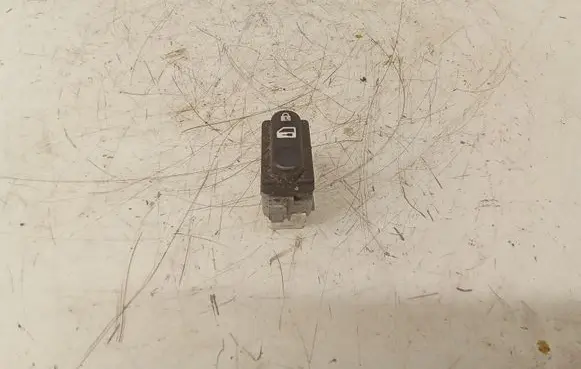 Nissan Qashqai Central locking switch button 