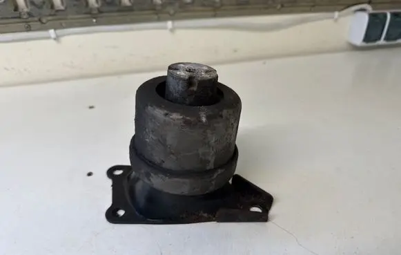 Volkswagen Transporter - Caravelle T5 Engine mount bracket