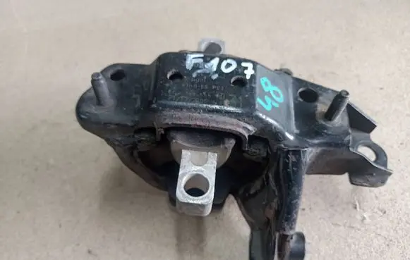 Skoda Fabia Mk1 (6Y) Engine mount bracket 6Q0199555AD