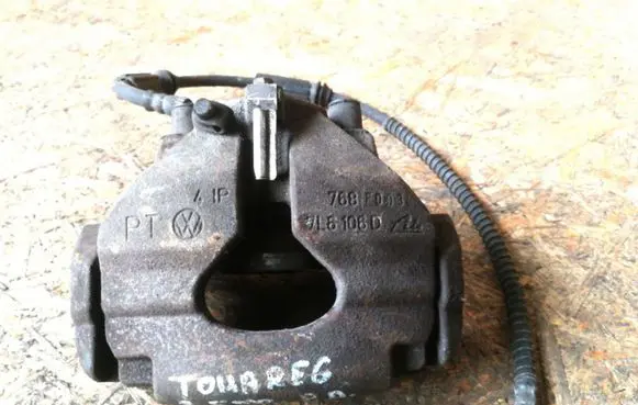 Volkswagen Touareg I Front brake caliper 7L6106D
