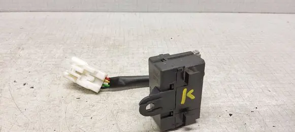 Toyota Avensis T250 Seat heating relay 875010W0100