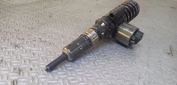 Volkswagen Touran I Fuel injector 03G130073B 0414720403