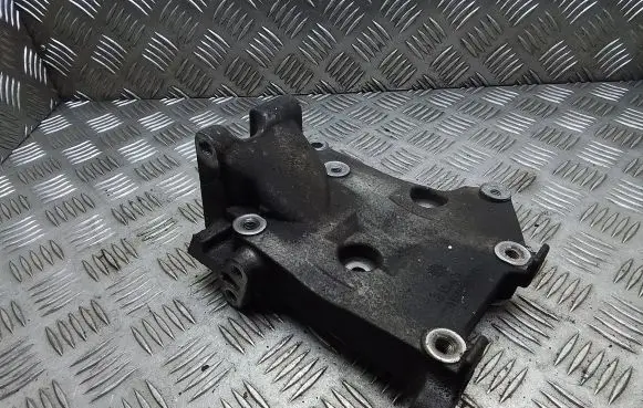 Engine mounting bracket