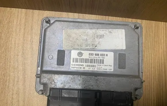Volkswagen Fox Engine control unit/module 03D906033H 5WP4423803 03D906032