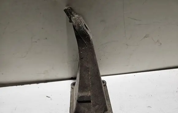 Engine mounting bracket