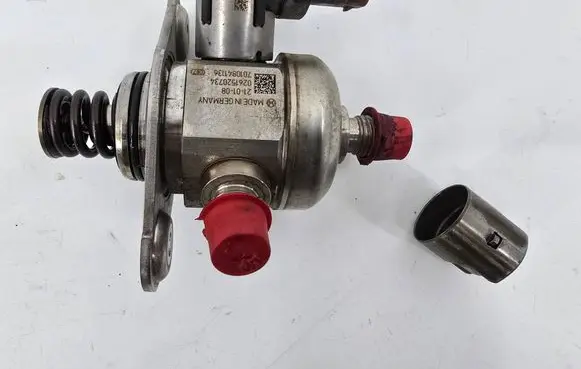 Peugeot 508 Fuel injection high pressure pump 9828614580