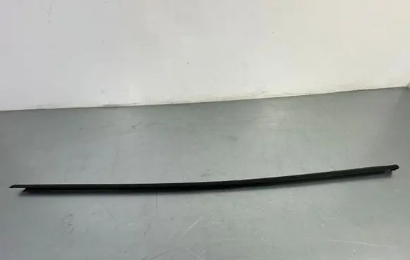 Volkswagen Touareg III Front door glass trim molding 760837477