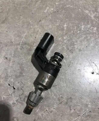 Volkswagen PASSAT B7 Fuel injector 03C906036J