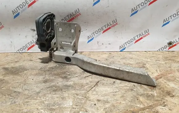Radiator mount bracket