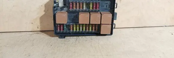 Jaguar XJ X308 Fuse module LNF2822AB 2822AB