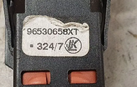 Citroen C4 I Picasso Fuel tank opening switch 96530658XT