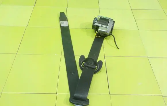 Volkswagen Golf VI Front seatbelt 615812200 XP193