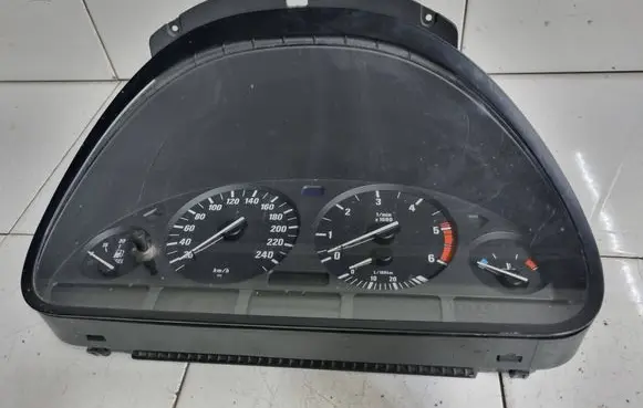 BMW 5 E39 Speedometer (instrument cluster) 88311228