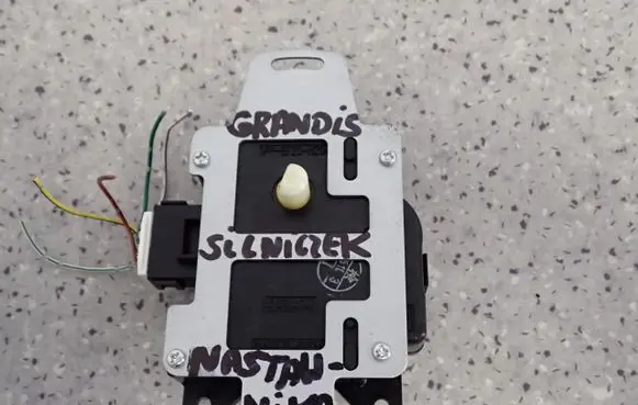 Mitsubishi Grandis Coolant heater control valve 