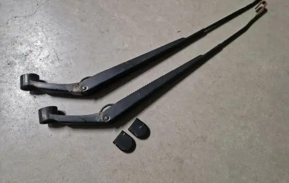 Toyota Hilux (AN10, AN20, AN30) Front wiper blade arm