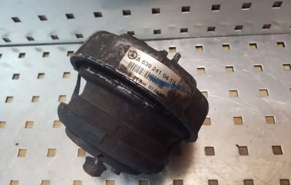 Mercedes-Benz Vito Viano W639 Engine mount bracket A6392410413