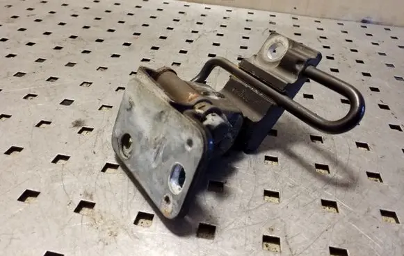 Volkswagen Touareg I Front door lower hinge 7L0831411A