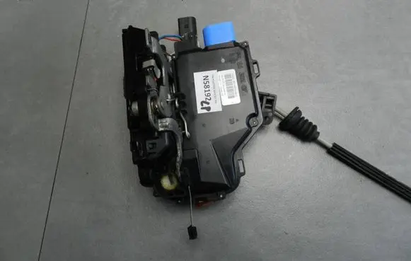 Volkswagen Phaeton Front door lock 3D1837015AQ