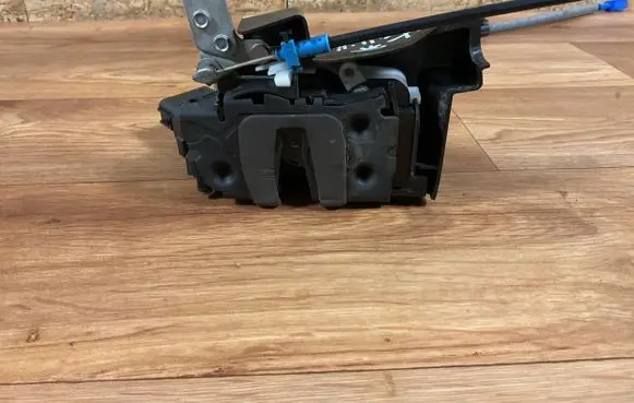 Ford Mondeo MK IV Front door lock A048317 230311 961016