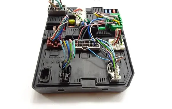 Nissan Qashqai Fuse module 284B74BA0A 521501F08 2080192544