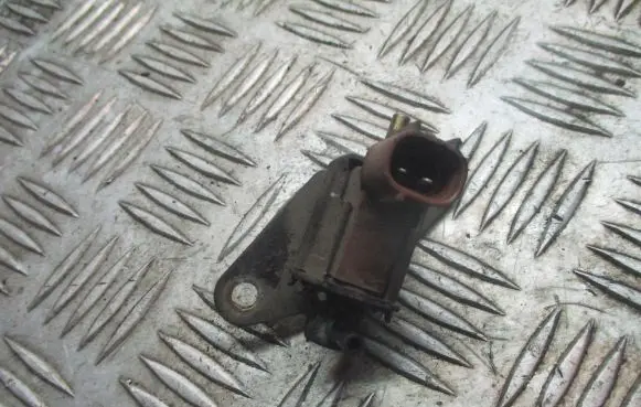 Mitsubishi Lancer Vacuum valve K5T48271