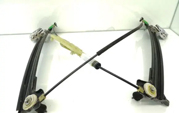 Rear window lifting mechanism without motor