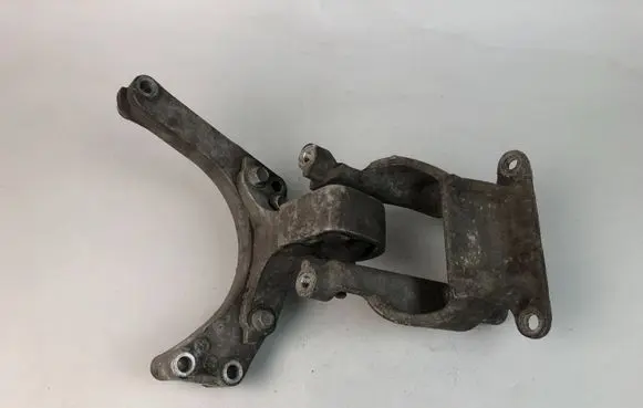 Subaru Outback Engine mounting bracket