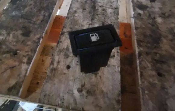 Toyota Avensis T250 Fuel tank opening switch 