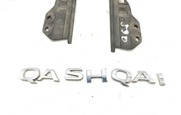 Nissan Qashqai Manufacturers badge/model letters 908074EA1B 908074EA0B