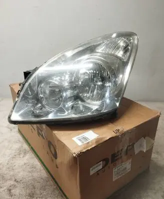 Toyota Corolla Verso AR10 Headlight/headlamp 811700F060