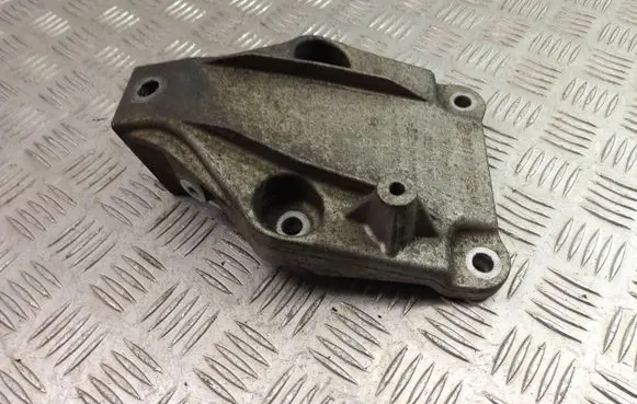 BMW 5 GT F07 Engine mounting bracket 6777623