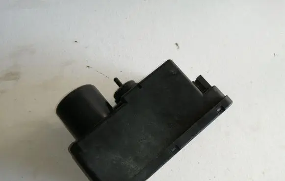 Volkswagen PASSAT B3 Central locking vacuum pump 357862257