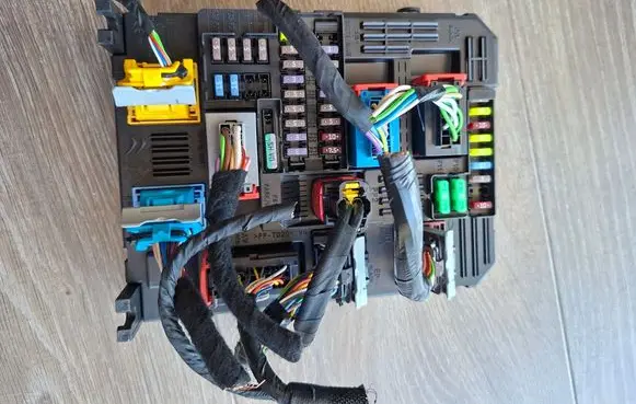 Citroen DS3 Fuse module 9832880380