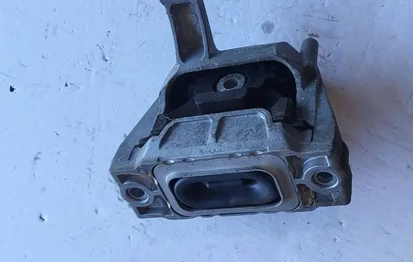 Volkswagen Sharan Engine mount bracket 5N0199262F