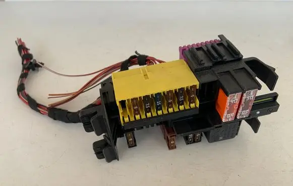 Mercedes-Benz C W205 Fuse module A2059067200 A0009828023